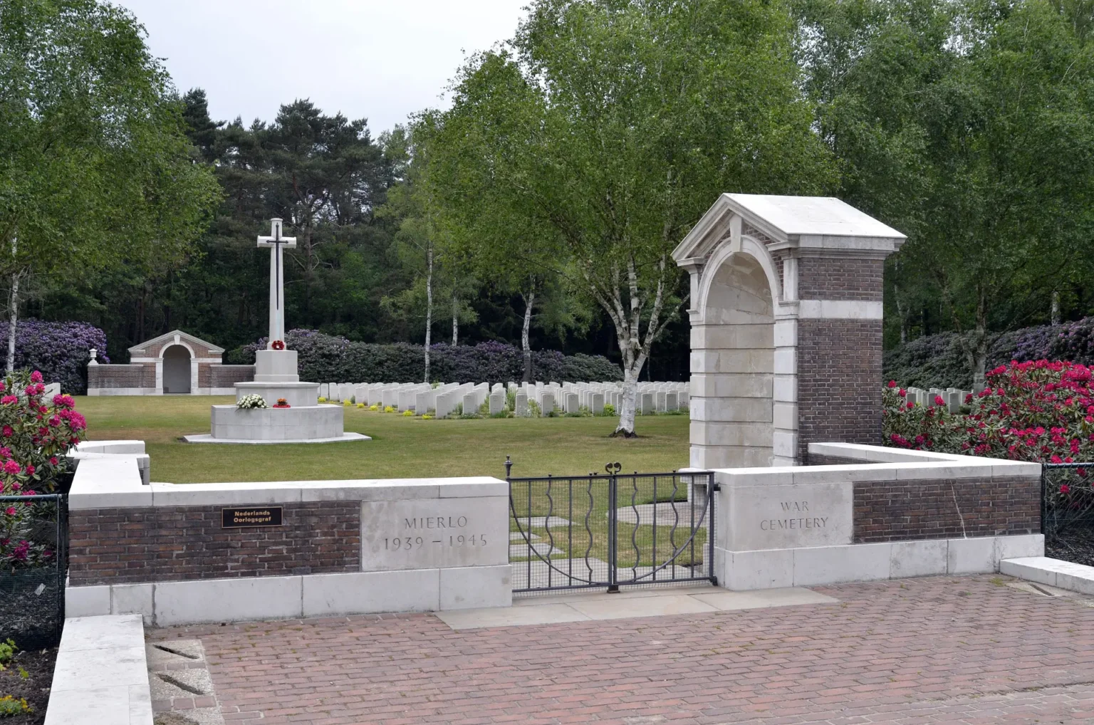 Adoptiegraven-Mierlo-War-Cemetery-home-hero
