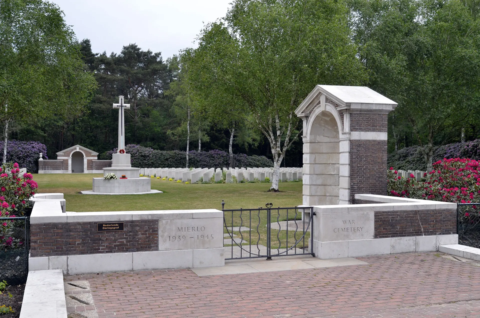 Adoptiegraven-Mierlo-War-Cemetery-home-hero