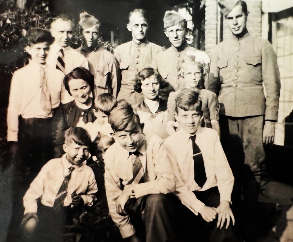 Adoptiegraven-Mierlo-War-Cemetery-Interview-Familie-Kampen-Vos